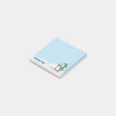 Kleine pinguïn met sneeuwballen zwaait post-it® notes (Schuin)