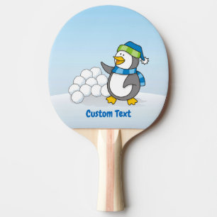 Kleine pinguïn met sneeuwkogels die pingpong pinge tafeltennisbatje