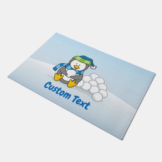 Kleine Pinguïn Zittend met Sneeuwballen Deurmat (Schuin)