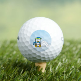 Kleine pinguïn zittend met sneeuwballen golfballen