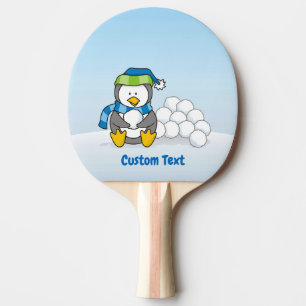 Kleine pinguïn zittend met sneeuwballen ping pong tafeltennisbatje