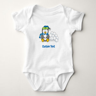 Kleine pinguïn zittend met sneeuwballen T-shirt