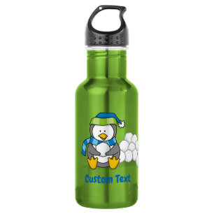 Kleine pinguïn zittend met sneeuwballen waterfles