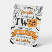 Kleine pompoen die twee Halloween 2e verjaardag dr Reclamebord Met Voetstuk (Voorkant)