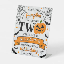 Kleine pompoen die twee Halloween 2e verjaardag dr Reclamebord Met Voetstuk