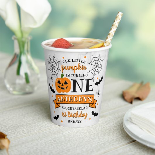 Kleine pompoen draaien 11e verjaardag van een hall papieren bekers (Insitu)