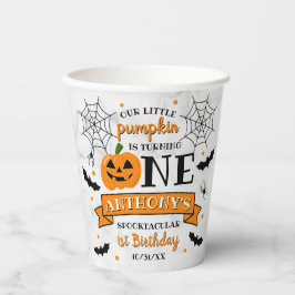 Kleine pompoen draaien 11e verjaardag van een hall papieren bekers