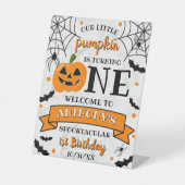 Kleine pompoen draaien 11e verjaardag van een hall reclamebord met voetstuk (Voorkant)