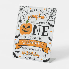 Kleine pompoen draaien 11e verjaardag van een hall reclamebord met voetstuk