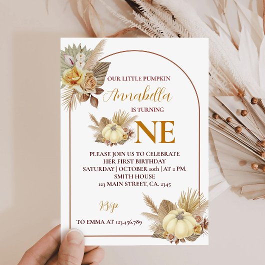 Kleine pompoen draait een 1e verjaardag uitnodigin kaart