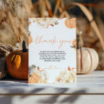 Kleine pompoen eerste verjaardag bedankje kaart<br><div class="desc">Introductie van onze Little Pumpkin First Birthday Thank You Card, ontworpen om een charmante toets van de herfst toe te voegen aan uw dankbetuigingen. Met een schattig pompoenontwerp en warme herfstkleuren biedt deze kaart een mooie manier om gasten te bedanken voor hun aanwezigheid en geschenken. Perfect voor het uiten van...</div>
