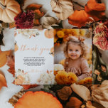 Kleine pompoen eerste verjaardag foto dank u kaart<br><div class="desc">Introductie van onze Little Pumpkin First Birthday Photo Thank You Card, ontworpen om een persoonlijke en charmante touch toe te voegen aan uw dankbetuigingen. Met een schattig pompoenontwerp en warme herfstkleuren bevat deze kaart ruimte voor een speciale foto van je kleintje. Perfect voor het uiten van je bedankt en het...</div>