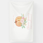 Kleine Pompoen eerste verjaardag roze bloemenbanne Spandoek (Verticaal)
