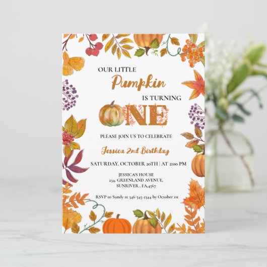 Kleine pompoen is draaien een meisje 1e verjaardag kaart (Staand voorkant)