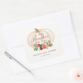 Kleine Pompoen Is Op Weg Herfst Baby Shower Vierkante Sticker (Envelop)