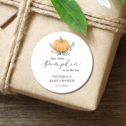Kleine pompoen is op weg naar het Baby shower Ronde Sticker