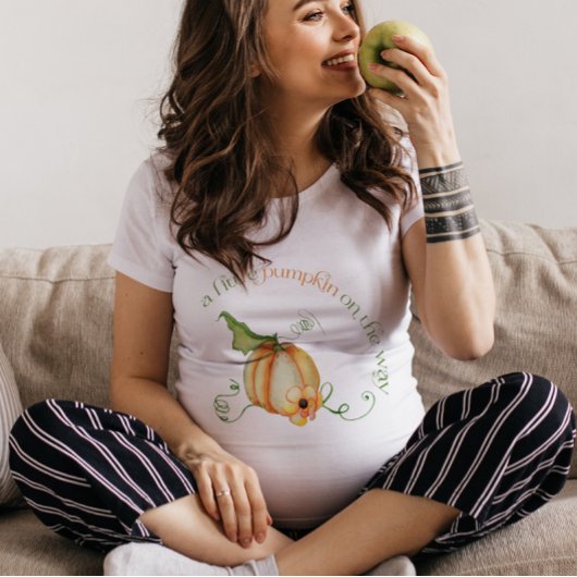 Kleine pompoen op de weg Herfst Mom-to-be T-Shirt