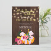 Kleine pompoen op de weg rustieke baby meisje douc kaart (Staand voorkant)