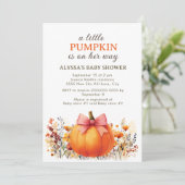 Kleine pompoen op haar weg herfst Baby shower Kaart (Staand voorkant)