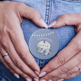 Kleine pompoen op weg naar Baby shower Dusty Blue Ronde Button 7,6 Cm