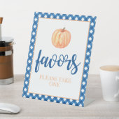 Kleine pompoenblauwe Herfst Birthday Favor Reclamebord Met Voetstuk (Insitu)