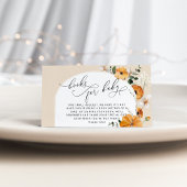 Kleine pompoentjes met florale boog voor een baaik informatiekaartje