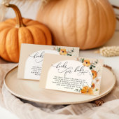 Kleine pompoentjes met florale boog voor een baaik informatiekaartje