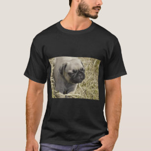 Kleine pug pup in een veld t-shirt