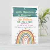 Kleine Regenboog Komt Achteraan, Boho Baby Borrel Kaart (Staand voorkant)