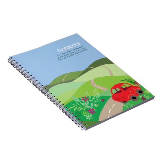 Kleine rode auto in een laptop met rolheuvels notitieboek (Rechterzijde)