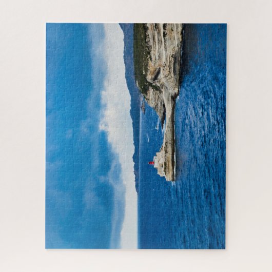 Kleine rode franse vuurtoren op witte klif legpuzzel (Verticaal)