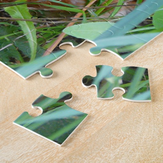 Kleine rode hond in de gras legpuzzel (Zijkant)