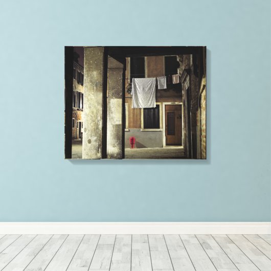 KLEINE RODE HYDRANT CANVAS AFDRUK (Insitu (Houten vloer))