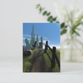 Kleine rode robot die over een Briefkaart loopt (Staand voorkant)