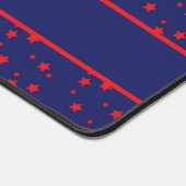 Kleine rode sterren op blauw bureaumat (Hoek)