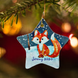 Kleine rode vos in sneeuw keramisch ornament<br><div class="desc">Een schattige winterscène van een vos in de sneeuw is gemakkelijk gepersonaliseerd.</div>