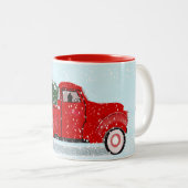 Kleine rode vrachtwagen met kerstboom in de sneeuw tweekleurige koffiemok (Voorkant rechts)