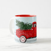 Kleine rode vrachtwagen met kerstboom in de sneeuw tweekleurige koffiemok (Voorkant links)