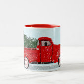 Kleine rode vrachtwagen met kerstboom in de sneeuw tweekleurige koffiemok (Center)