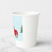 Kleine rode vrachtwagen met kerstboom in sneeuw T Papieren Bekers (Links)