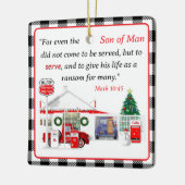 Kleine rode vrachtwagen met servicestation keramisch ornament (Links)