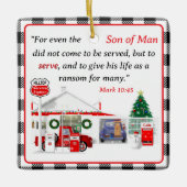 Kleine rode vrachtwagen met servicestation keramisch ornament (Voorkant)