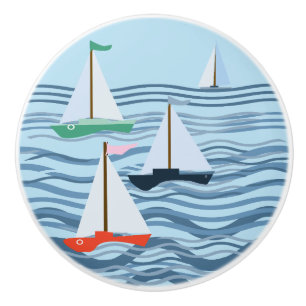Kleine rood-blauwe en groene zeilboten keramische knop