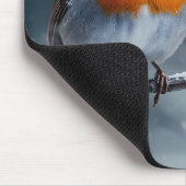 Kleine roodborstvogel zit op een tak in de winter muismat (Hoek)