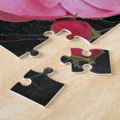 kleine roos opent legpuzzel (Zijkant)