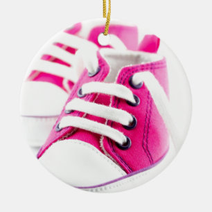 Kleine roze schoenen sneakers keramisch ornament