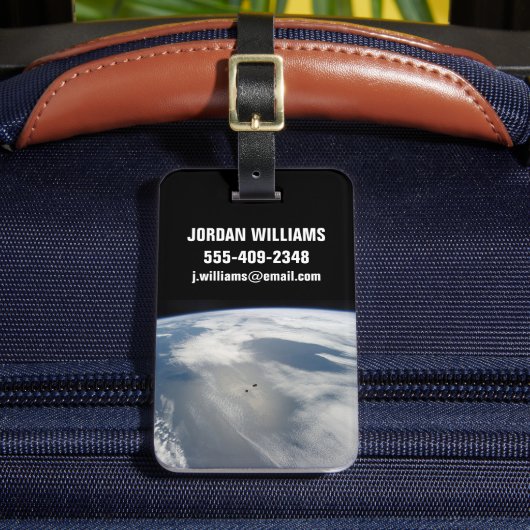 Kleine satellieten draaien boven een deel van de a bagagelabel (Voorkant Insitu 2)