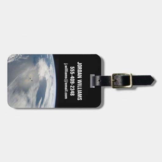 Kleine satellieten draaien boven een deel van de a bagagelabel (Voorkant horizontaal)