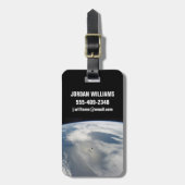 Kleine satellieten draaien boven een deel van de a bagagelabel (Voorkant verticaal)