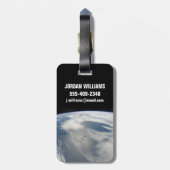 Kleine satellieten draaien boven een deel van de a bagagelabel (Achterkant verticaal)